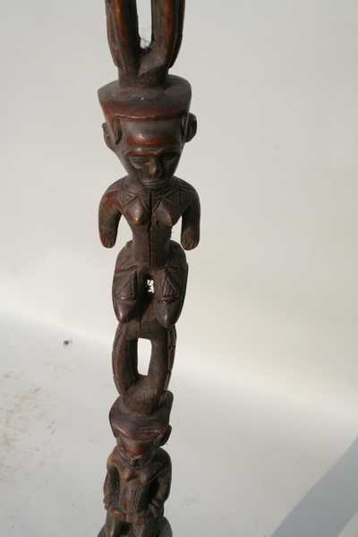 Dengese(canne), d`afrique : Rép. dém. Congo (Zaire), statuette Dengese(canne), masque ancien africain Dengese(canne), art du Rép. dém. Congo (Zaire) - Art Africain, collection privées Belgique. Statue africaine de la tribu des Dengese(canne), provenant du Rép. dém. Congo (Zaire), 808.Canne de chef Dengese h.87cm.
représentant deux femmes agenouillée,au-dessu d